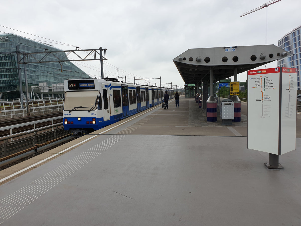 Photo: Amsterdam (NL), subway station Amstelveenseweg, S2-train, 2021 ...
